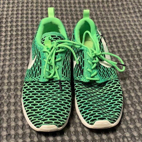 roshe run green black